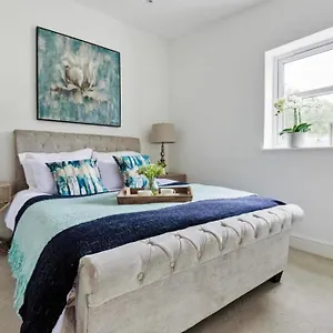 Amazing 3 Bed Interior Designed House With Garden - 114 The Hervey Holiday home