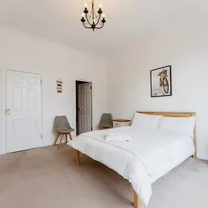 Spacious Ensuite Near Tourist Attractions Apartment